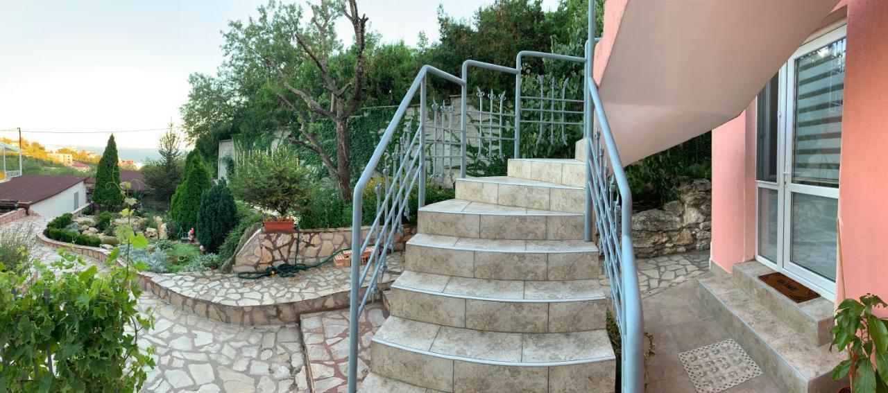 Sunray Guest House, Private Rooms & Apartment With Lovely Sea View Varna Eksteriør bilde