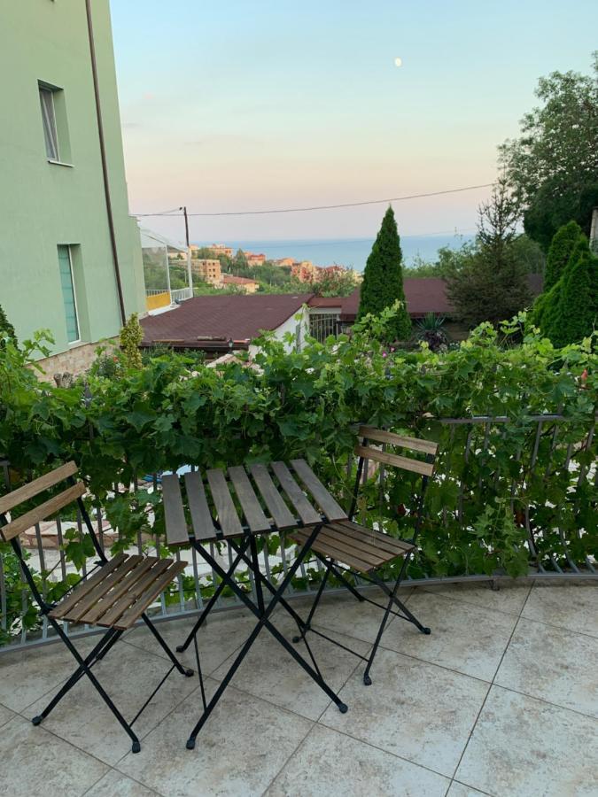 Sunray Guest House, Private Rooms & Apartment With Lovely Sea View Varna Eksteriør bilde