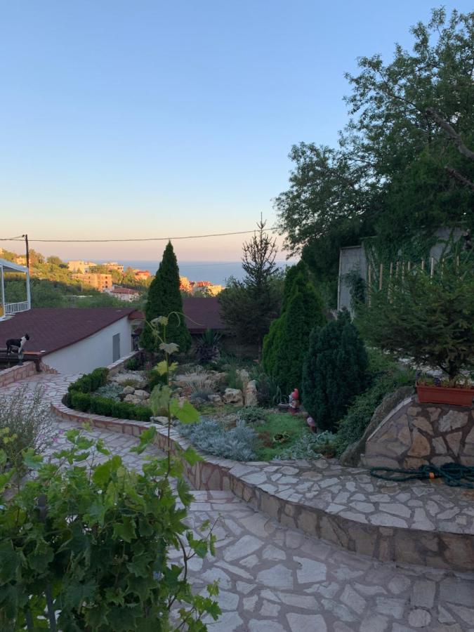 Sunray Guest House, Private Rooms & Apartment With Lovely Sea View Varna Eksteriør bilde
