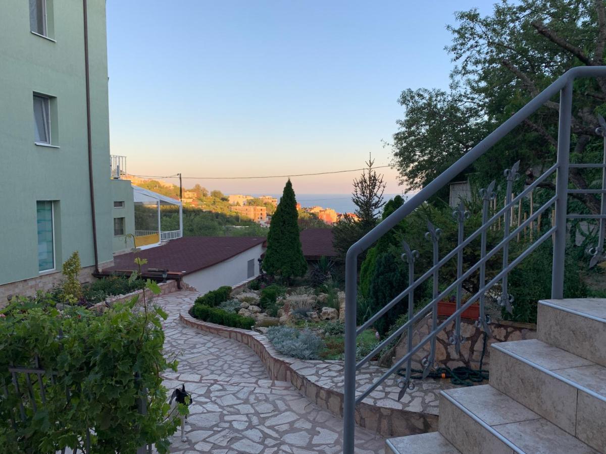 Sunray Guest House, Private Rooms & Apartment With Lovely Sea View Varna Eksteriør bilde