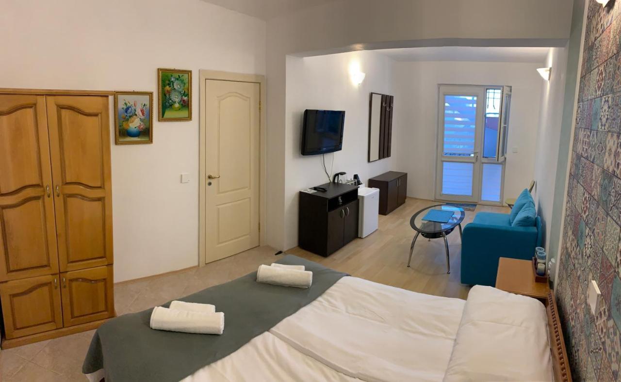 Sunray Guest House, Private Rooms & Apartment With Lovely Sea View Varna Eksteriør bilde