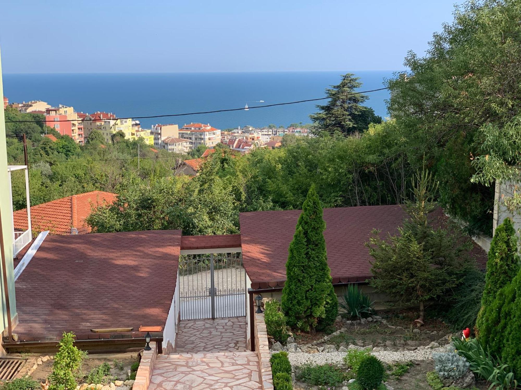 Sunray Guest House, Private Rooms & Apartment With Lovely Sea View Varna Eksteriør bilde
