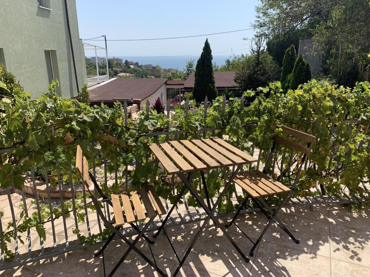 Sunray Guest House, Private Rooms & Apartment With Lovely Sea View Varna Eksteriør bilde
