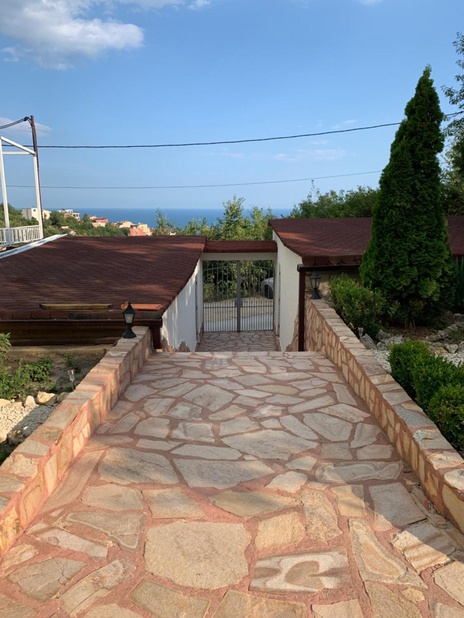 Sunray Guest House, Private Rooms & Apartment With Lovely Sea View Varna Eksteriør bilde