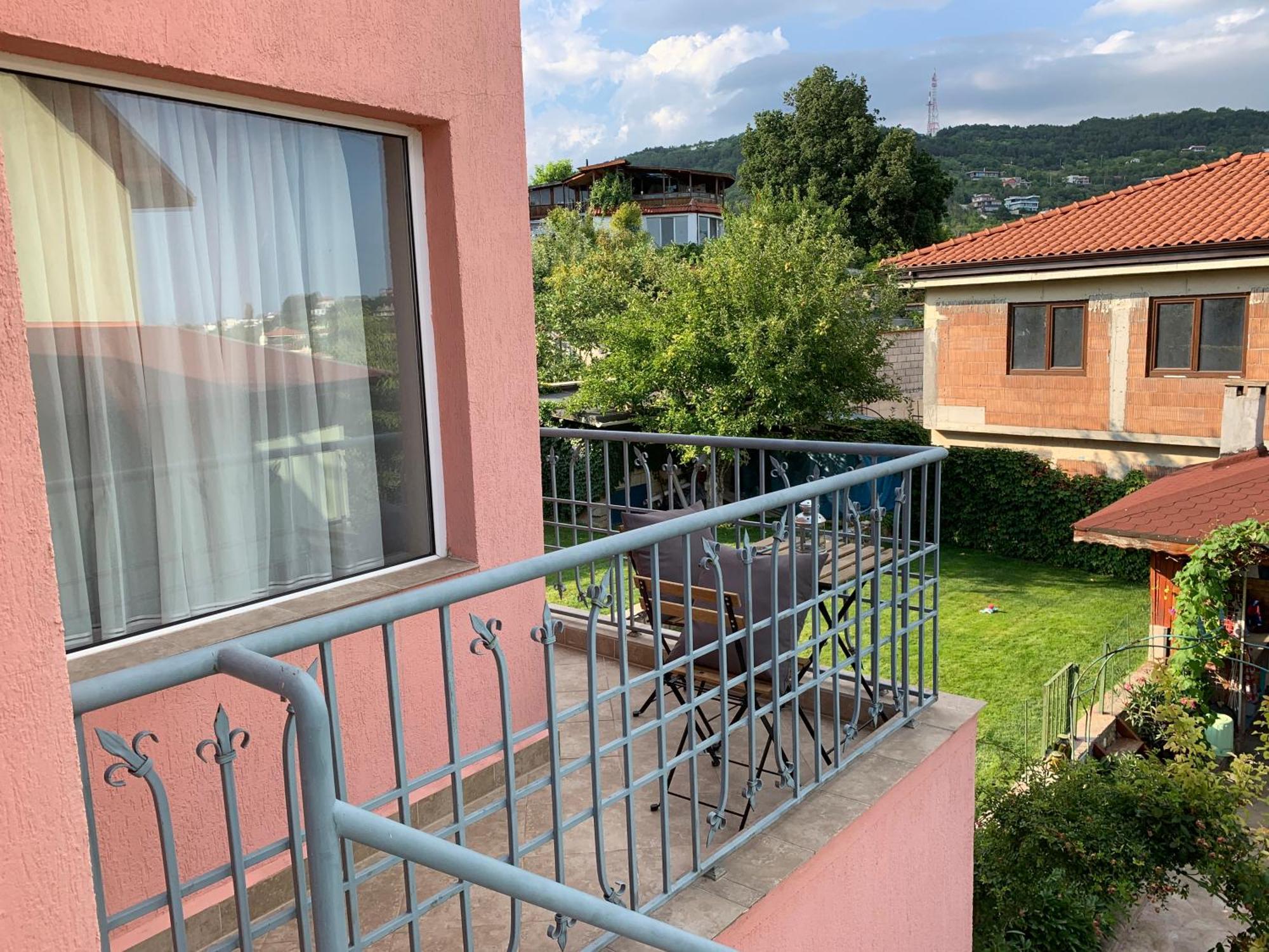Sunray Guest House, Private Rooms & Apartment With Lovely Sea View Varna Eksteriør bilde