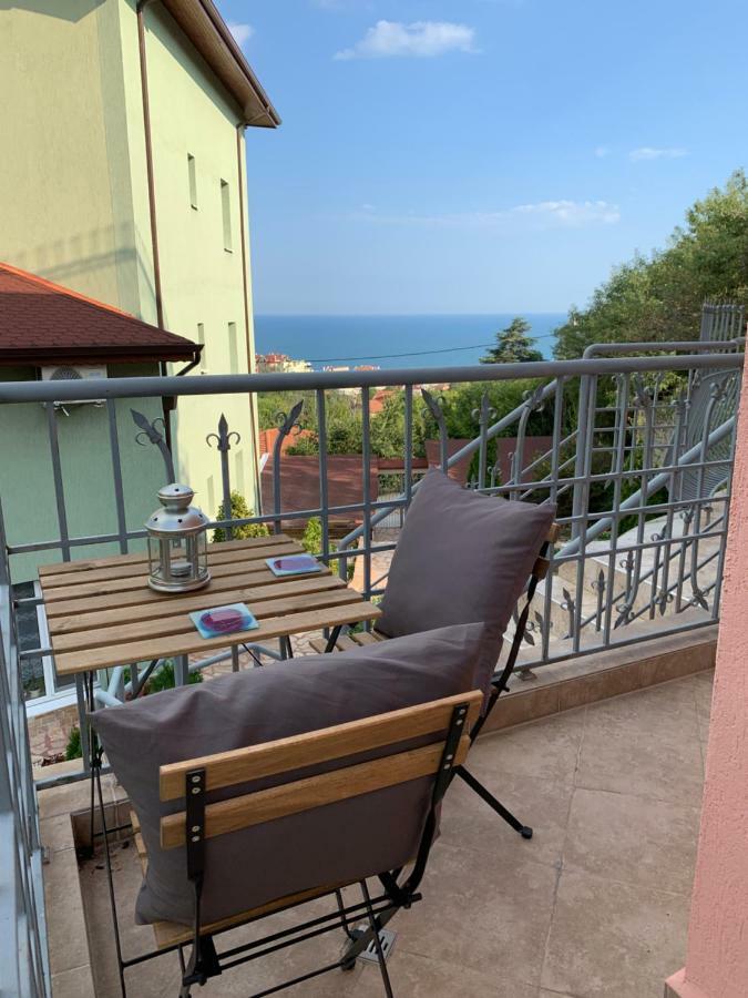 Sunray Guest House, Private Rooms & Apartment With Lovely Sea View Varna Eksteriør bilde