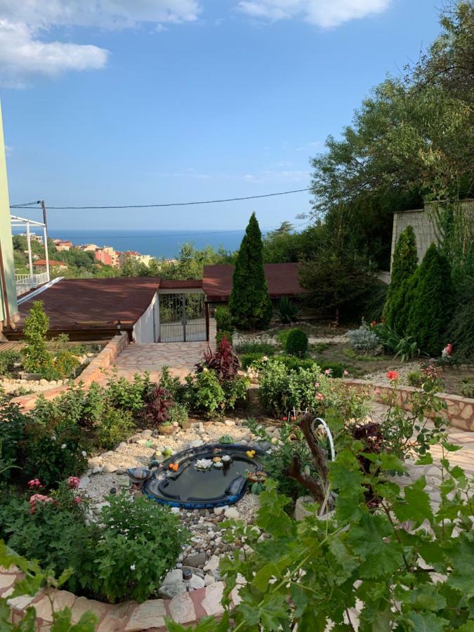 Sunray Guest House, Private Rooms & Apartment With Lovely Sea View Varna Eksteriør bilde