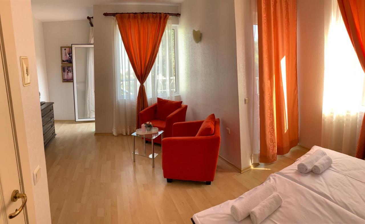 Sunray Guest House, Private Rooms & Apartment With Lovely Sea View Varna Eksteriør bilde